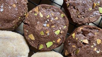 chocolate pistachio shortbread cookie
