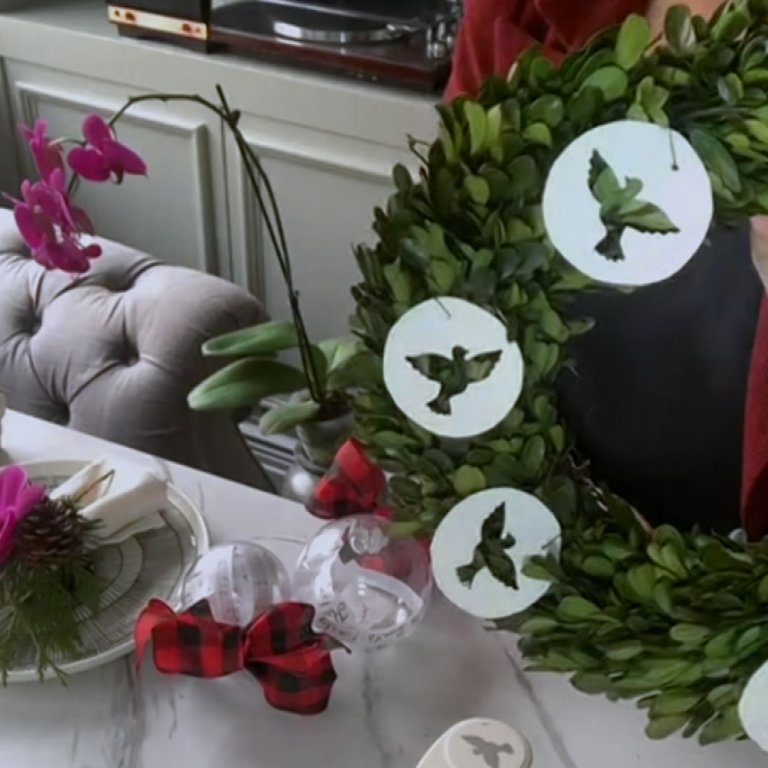 A closeup on Genevieve Gorder's White House Christmas DIYs, including a wreath of peace.