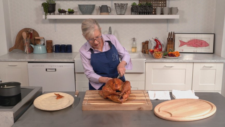 Sara Moulton shows us how to carve the perfect Thanksgiving turkey.