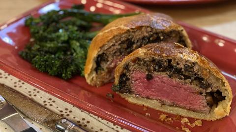 https://www.rachaelrayshow.com/sites/default/files/styles/amp_video_placeholder/public/images/2020-12/15057_individual_beef_wellingtons.jpg?h=9f74663a&itok=09i7xJ2I