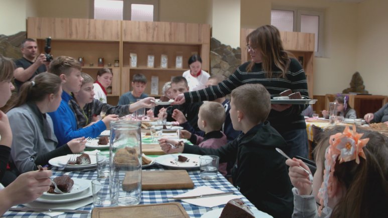 Rachael Ray with the children she taught in Lviv.