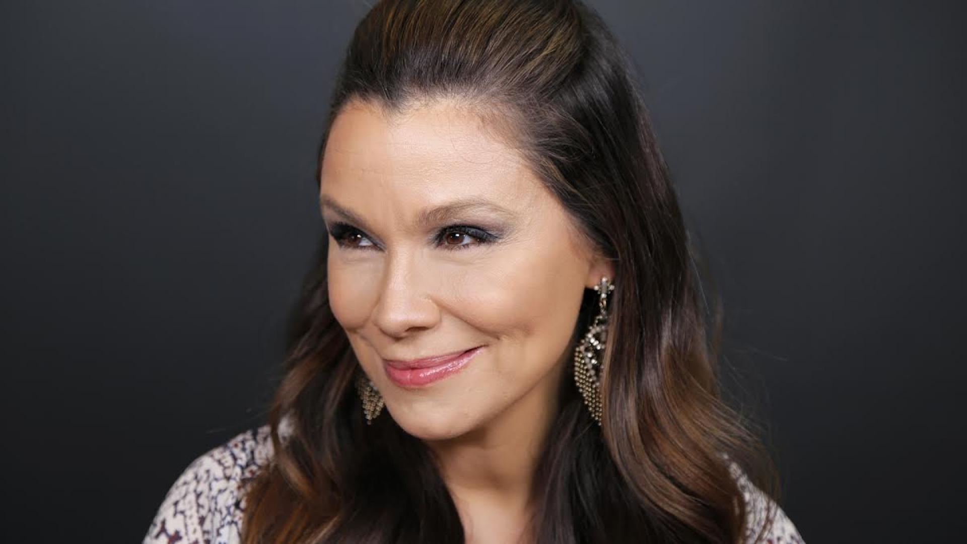 Makeup Video Tutorial How To Contour In 3 Easy Steps Rachael Ray Show