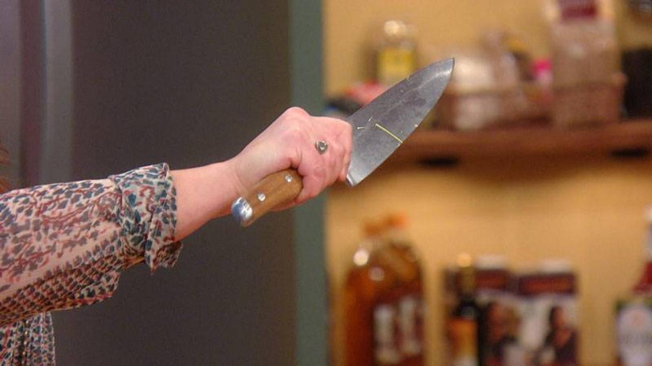 Rach Demonstrates the Preper Way to Hold a Chef's Knife